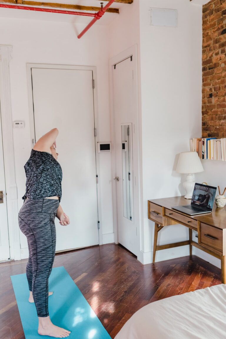 Medida de seguridad, ¡así que ordena! Haz algo de espacio Sólo necesitas buscar un espacio en tu casa en el que quepa una esterilla de yoga, simplemente un rincón de suelo de baldosas o parquet.  Verás, no se trata de despejar un espacio de 10 o 15 m2.  A veces el espacio entre la televisión y el sofá no parece malo.  Sin embargo, cuida tus muebles para ejercicios de estiramiento y otros Algunas precauciones No practiques deportes en un espacio cerrado, por lo que se requiere una buena ventilación.  Asimismo, para las actividades de salto, tu colchoneta de ejercicios debe tener un acolchado antideslizante en la parte inferior para evitar que resbales y te lastimes.  ¿Por qué no mover algunos muebles para tener algo de espacio y evitar cualquier inconveniente relacionado con tu salud?  Al hacer ejercicio en casa, es posible que no sea necesario usar calzado deportivo.  Sin embargo, sea cual sea tu sesión de entrenamiento, elige ropa deportiva adecuada: no por estar en casa debes seguir practicando tu actividad física «en modo casual» con chanclas o calcetines.  Además, es mejor andar descalzo que usar calcetines porque puedes resbalar fácilmente con los calcetines puestos. Cuando estás en un gimnasio, los espejos frente a ti te permiten corregir tu postura cuando mueves el cuerpo o levantas pesas. .  Puede resultar incómodo los primeros días en casa si no tienes un espejo.  Sin embargo, debes prestar atención a tu postura al mover el cuerpo o levantar pesas.  Una mala técnica puede provocar fácilmente lesiones, tenga cuidado de no caer en un ciclo del mismo ejercicio día tras día simplemente porque es lo que le parece adecuado.  Cuando no cuentas con un entrenador deportivo que te guíe o no estás rodeado de aparatos de gimnasio para variar los ejercicios, puedes caer fácilmente en esta trampa.  Necesitas trabajar la parte inferior y superior del cuerpo, por lo que necesitas encontrar un equilibrio entre el entrenamiento de fuerza y ​​los ejercicios cardiovasculares y entre los diferentes grupos de músculos que trabajas, ya sean glúteos, abdominales o muslos. No te concentres solo en un grupo de músculos.  Puedes descargar una aplicación de fitness/deportes en casa que te ayude, inscribirte en una clase grupal online o simplemente seguir programas de entrenamiento, esto te será muy útil durante tu entrenamiento.  Un paso muy importante antes de practicar cualquier actividad deportiva sigue siendo el calentamiento.  Esta es una fase muy importante para tu cuerpo y tu preparación física para el ejercicio a la vez que reduce el riesgo de lesiones y aumenta tu rendimiento.  Además, no olvides hacer algunos estiramientos después de tu sesión. Haz un horario basado en tu horario si estás demasiado ocupado.  No olvide configurar alarmas para recordarle que debe hacer ejercicio.  Los dispositivos conectados también te serán de gran ayuda para conseguir tus objetivos, para tus programas de musculación puedes utilizar la electroestimulación, sin embargo, es imprescindible que estés supervisado por entrenadores deportivos durante las primeras sesiones y no olvides pedir consejo a tu médico. No dudes en poner algo de música para motivarte.  Un poco de zumba por ejemplo o cualquier música que te ponga en marcha.  Y si te lo puedes permitir, también puedes contratar un autocar.  No dudes en buscar el consejo de entrenadores deportivos para un programa personalizado.A pesar del número de repeticiones de una serie de ejercicios a realizar, escucha a tu cuerpo prestando atención a tu condición física.  Practicar una actividad deportiva es fundamental para tu salud física y mental así como para tu buen humor.  Por ello es necesario incluirlo en tu vida diaria aunque no estés inscrito en un gimnasio, siempre hay formas de montar un pequeño espacio deportivo en casa con algún equipamiento.  Además, tendrás tiempo ilimitado para tus sesiones.  Quieres desarrollar músculo, reafirmar, afinar y tonificar tu cuerpo, practicar actividades deportivas para adelgazar y mantener el peso.